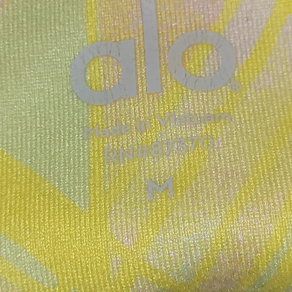 3/$25 ALO Airbrush Strech Cropped Leggings in Zest Indigo Geometric Women's M - Picture 7 of 8